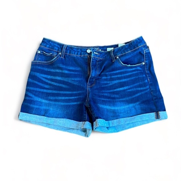 Time & Tru Cuffed Denim Shorts - Picture 1 of 5